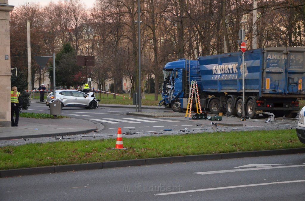 Schwerer VU LKW KVB Bus PKW Koeln Agrippinaufer Ubierring P147.JPG